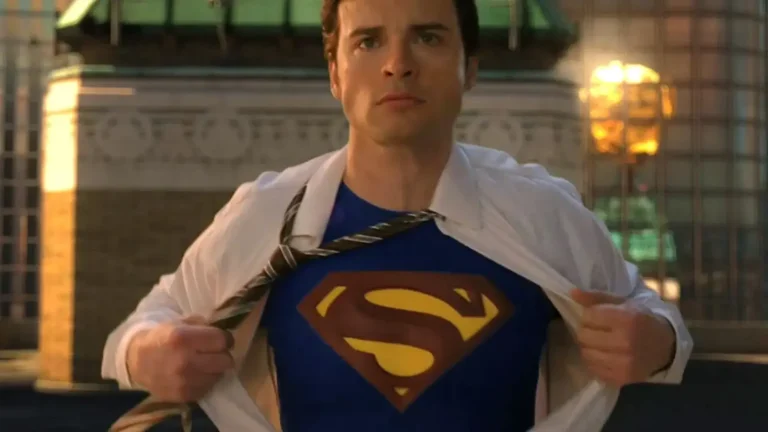 Clark Kent en Smallville (2001) con traje casual, mirada reflexiva y fondo rural en Kansas