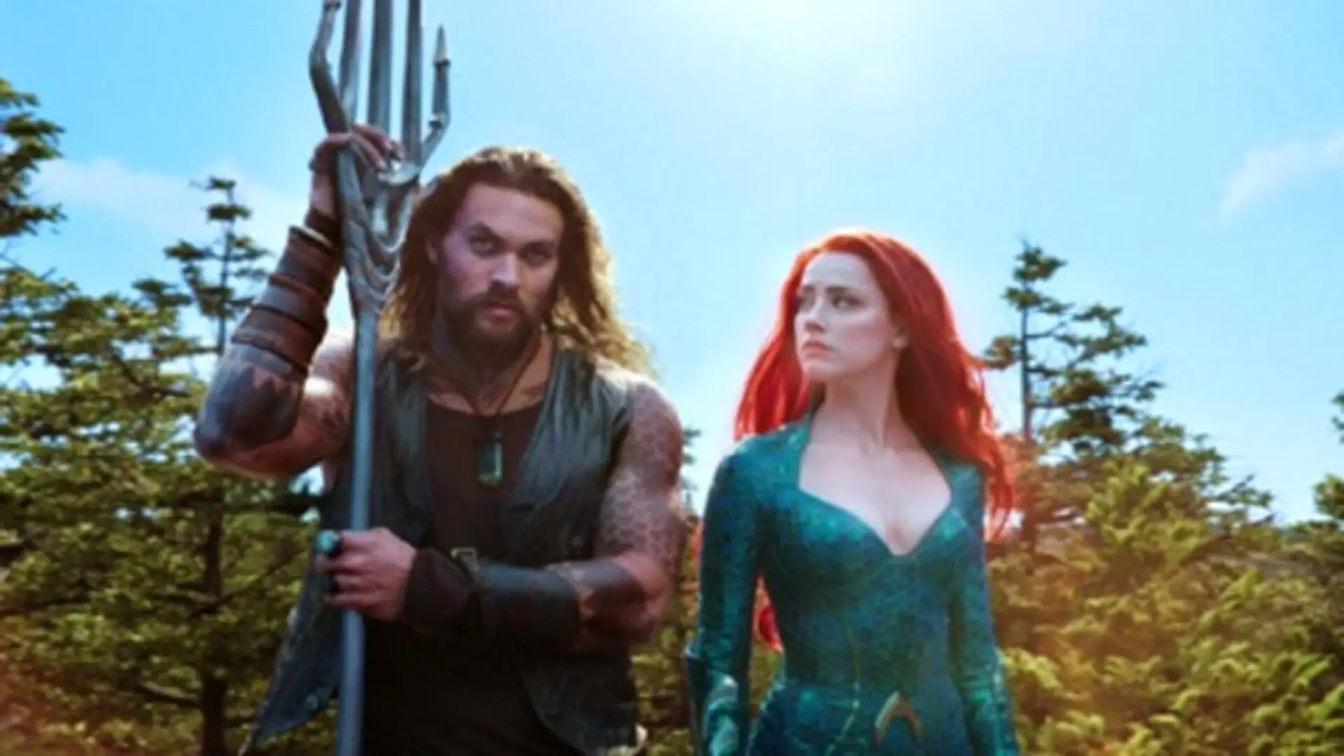 Aquaman (2018), película retro de superhéroes del Universo DC con estilo visual submarino y épico