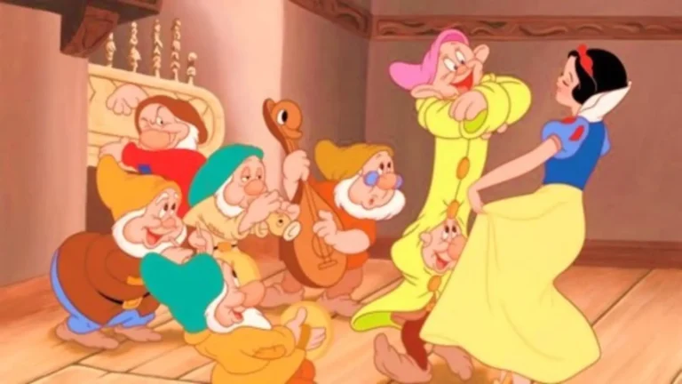 Blanca Nieves y los siete enanos (1937) es el primer largometraje animado de Disney, una obra que revolucionó el cine