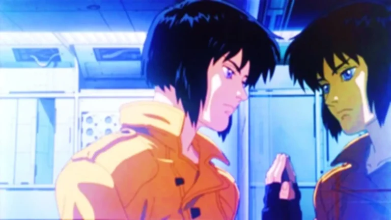 Escena icónica de Ghost in the Shell (1995), una joya del anime cyberpunk que marcó a toda una generación