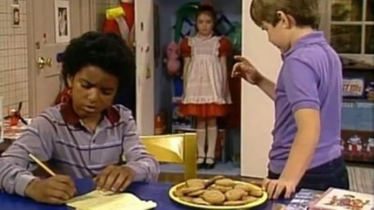 La pequeña maravilla (1985), serie retro de comedia familiar y ciencia ficción con la robot Vicky