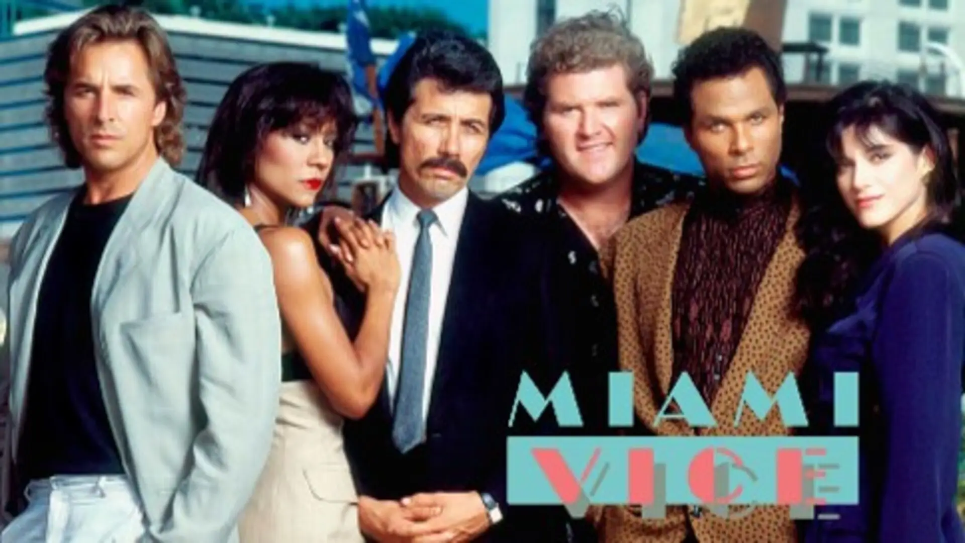 Don Johnson y Philip Michael Thomas en Miami Vice (1984), serie retro de acción y estilo ochentero