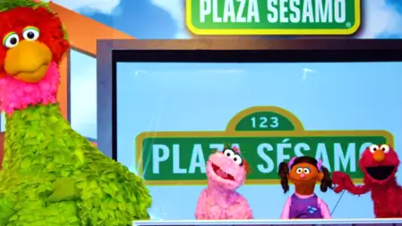 Escena retro de Plaza Sésamo (1972), serie educativa con personajes entrañables y valores positivos
