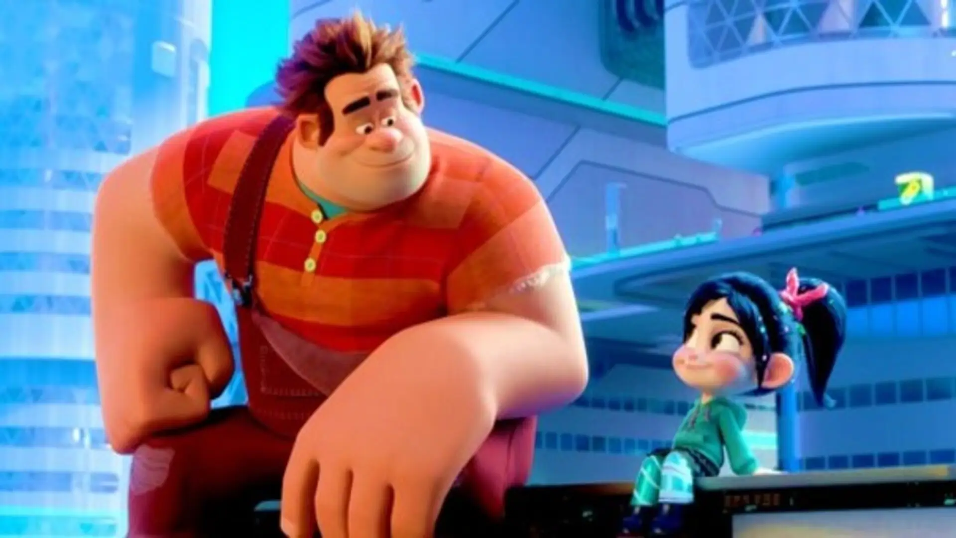 Ralph en plena acción dentro del arcade, en una escena vibrante de Ralph, el Demoledor (2012), clásico animado de Disney que celebra la cultura gamer