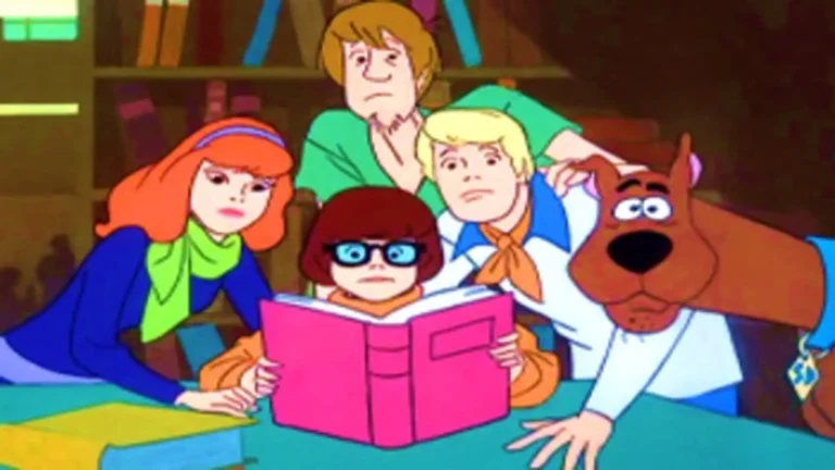 Escena retro de ¡Scooby-Doo, dónde estás! (1969), serie animada de misterio con la pandilla original