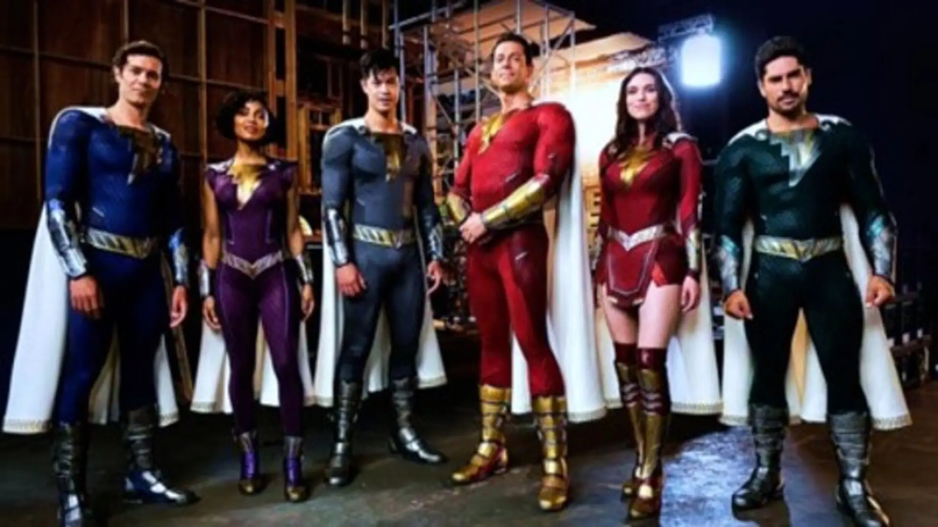 ¡Shazam! (2019), película retro de superhéroes con magia, humor juvenil y estilo nostálgico del Universo DC