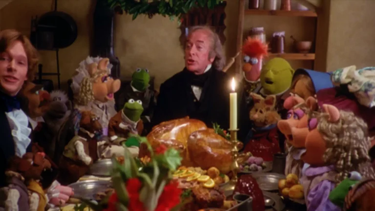El Cuento de Navidad de los Muppets (1992), adaptación musical con Michael Caine como Scrooge y los Muppets como narradores