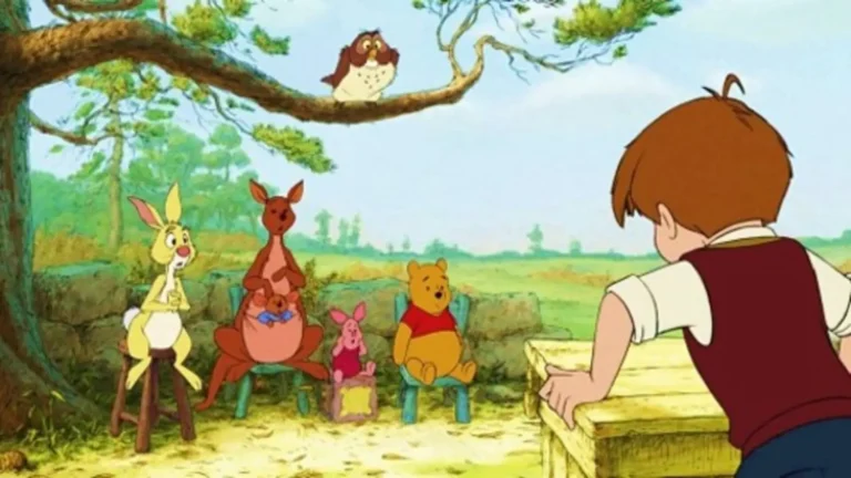 Pooh y sus amigos en una escena encantadora de Winnie the Pooh (2011), clásico animado de Disney que celebra la amistad y la inocencia