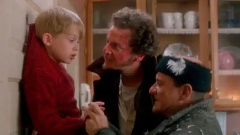 Mi pobre angelito, Kevin McCallister con expresión traviesa y fondo navideño en su casa