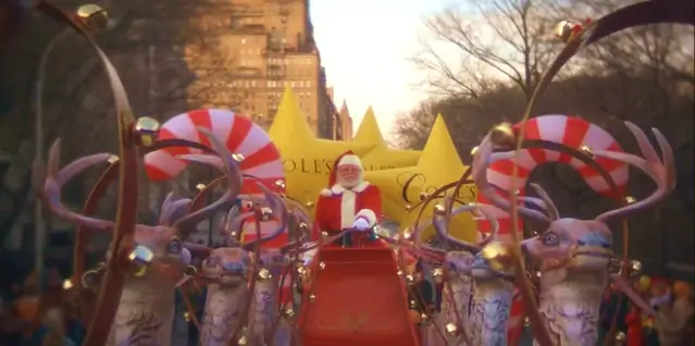 Escena navideña de Milagro en la Calle 34 (1994) con Kris Kringle y ambiente festivo