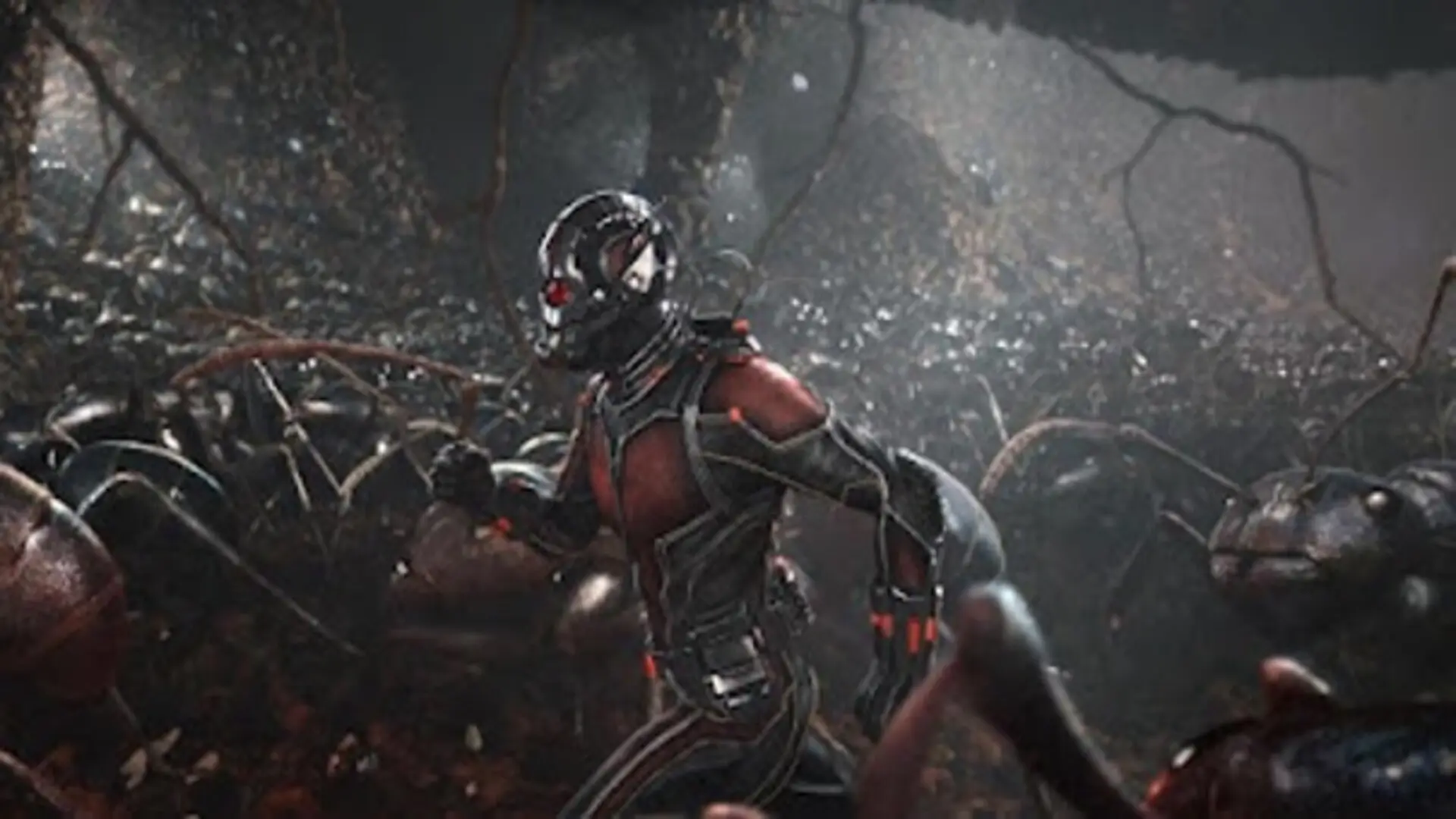Escena retro de Ant-Man (2015) con Scott Lang usando el traje de reducción en acción microscópica