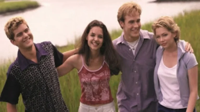 Elenco principal de Dawson’s Creek (1998) con estética juvenil noventera y fondo costero de Capeside