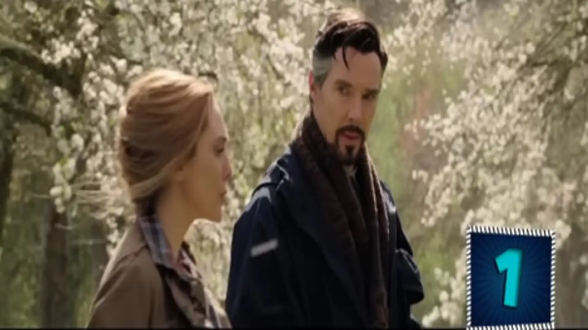 Escena retro de Doctor Strange en el multiverso de la locura (2022) con hechizos, portales y caos visual