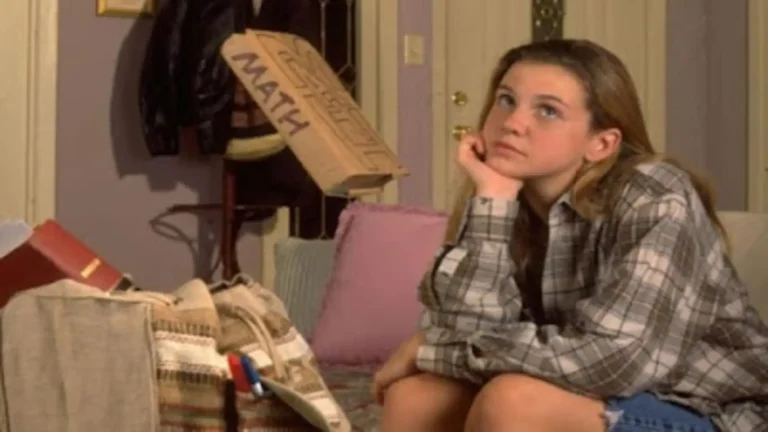Alex Mack transformándose en líquido metálico en escena retro con fondo escolar noventero