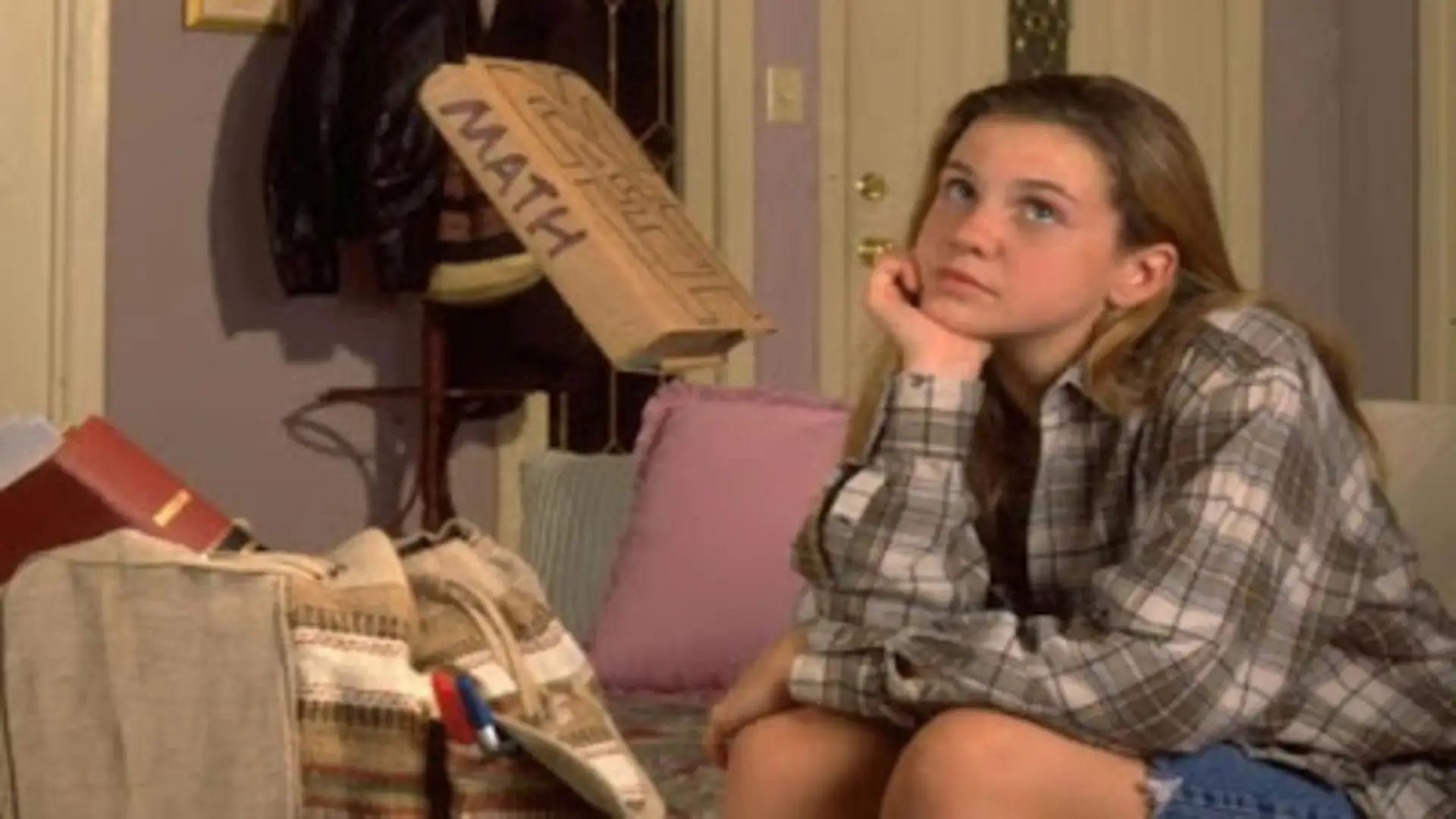 Alex Mack transformándose en líquido metálico en escena retro con fondo escolar noventero