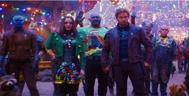 Drax y Mantis decorando la nave con luces navideñas en el Especial de las Fiestas de Guardianes de la Galaxia