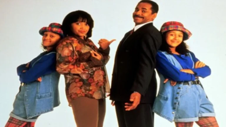 Tia y Tamera Mowry en escena retro con fondo suburbano y estilo noventero de comedia juvenil