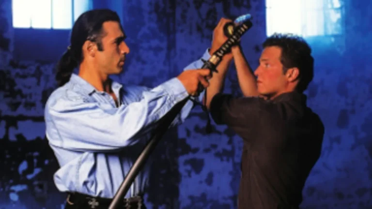 Escena retro de Highlander: El inmortal (1992), serie de acción y fantasía con duelos entre inmortales