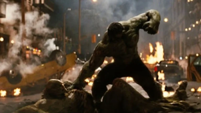 Escena retro de Hulk: El hombre increíble (2008) con acción gamma y estética urbana