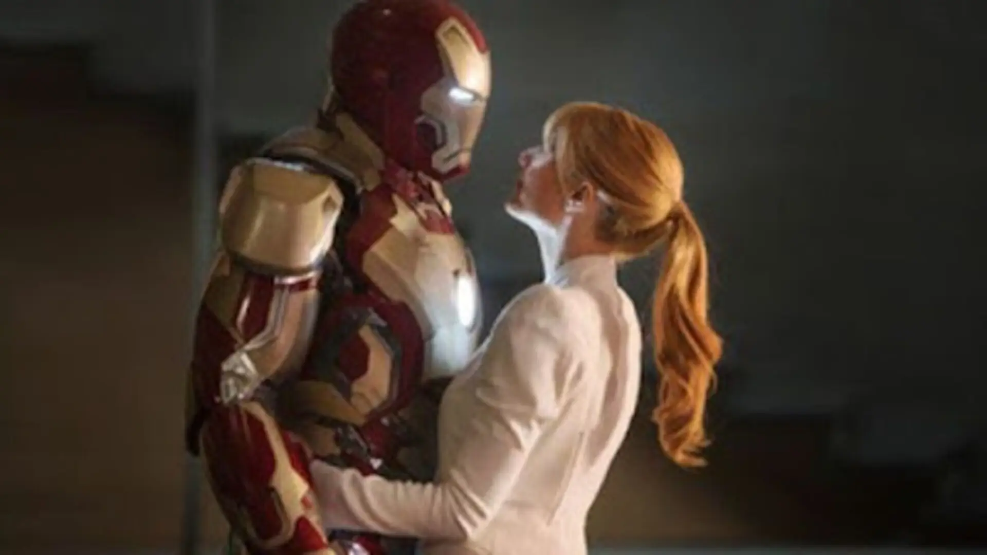 Escena retro de Iron Man 2 (2010) con armadura tecnológica y villanos del universo Marvel