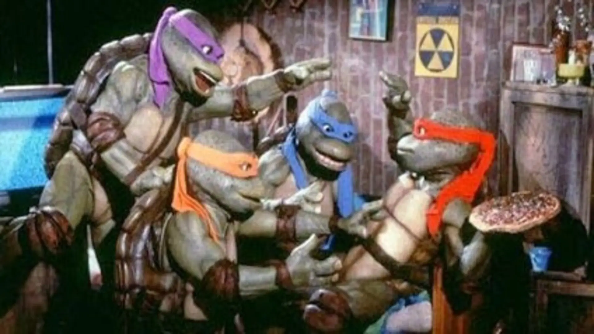 Las Tortugas Ninja en formación con Venus al centro, estilo teatral y fondo urbano noventero