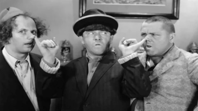 Escena clásica de Los Tres Chiflados (1934) mostrando su humor físico y estilo cómico inconfundible