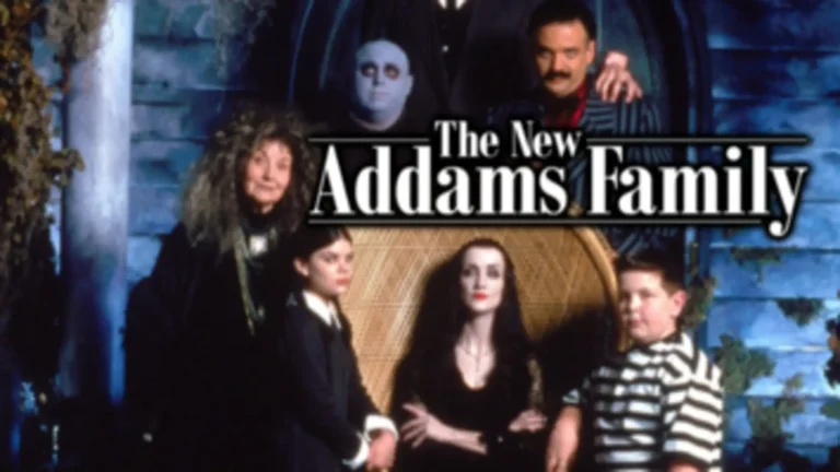 Escena de Los nuevos locos Addams (1998) con la familia reunida en su mansión gótica y estilo teatral