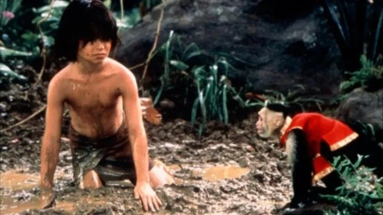 Mowgli y Nahbiri en la jungla, rodeados de vegetación y vestuario retro de aventura