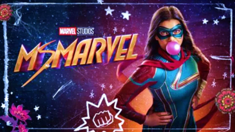 Kamala Khan como Ms. Marvel activando su brazalete cósmico en una escena vibrante y juvenil