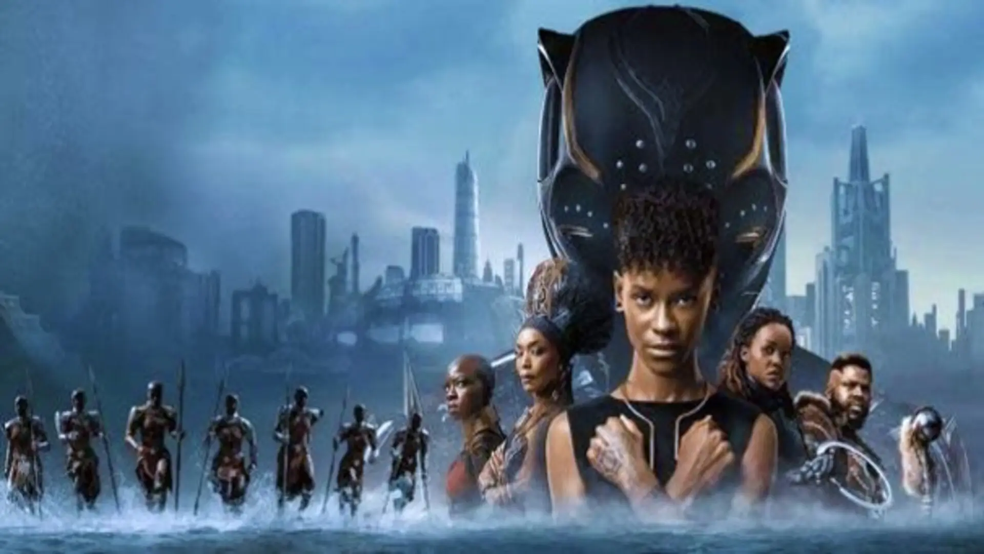 Shuri como Pantera Negra frente al mural de T’Challa, con estética afrofuturista y duelo simbólico
