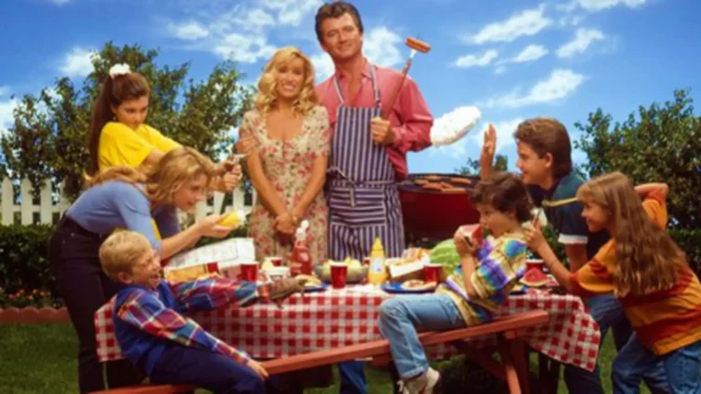 Paso a Paso (1991–1998), serie familiar noventera protagonizada por Patrick Duffy y Suzanne Somers