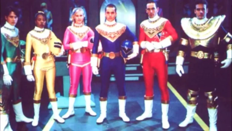 Power Rangers Zeo en formación con trajes geométricos y fondo tecnológico retro