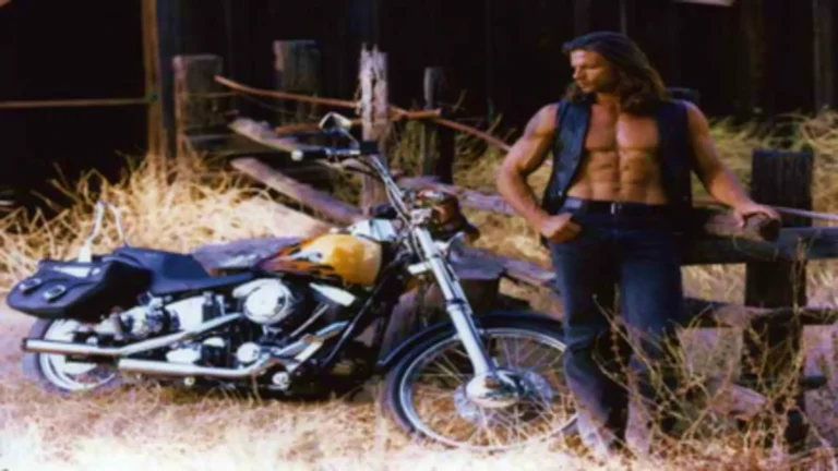 Escena de Renegado (1992), serie retro de acción con motocicletas y justicia callejera