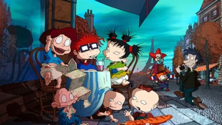 Escena retro de Rugrats en París: La película (2000), aventura animada con bebés explorando la ciudad del amor