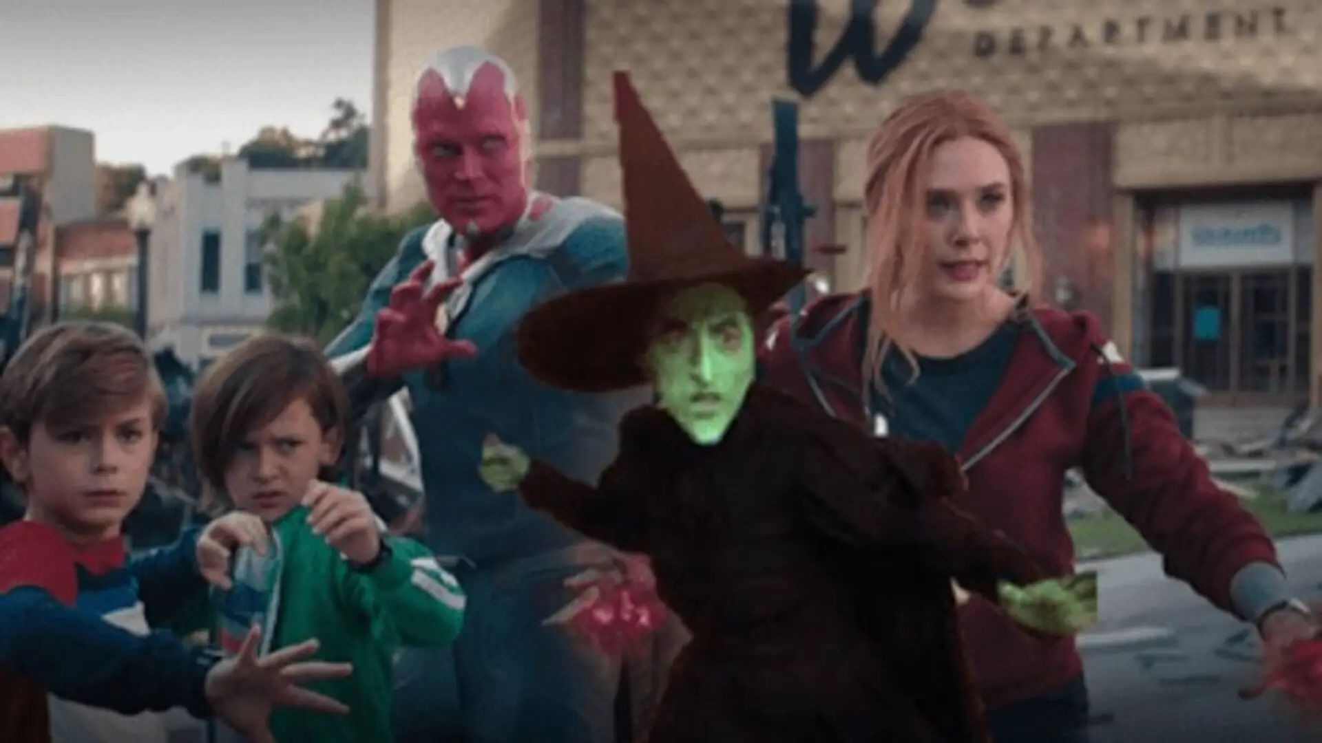 Escena retro de WandaVision (2021) con Wanda y Visión en estilo sitcom clásico, homenajeando décadas televisivas