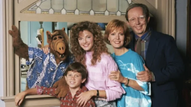ALF (1986) junto a la familia Tanner en una escena icónica de comedia retro ochentera