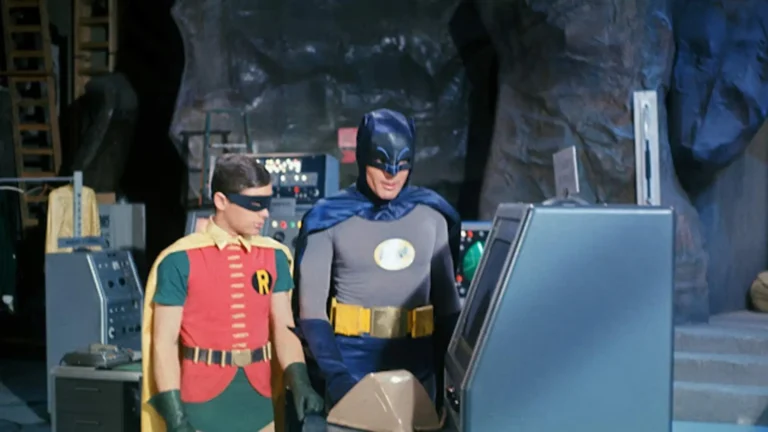 Batman y Robin en la serie clásica de 1966 con estética pop, villanos teatrales y acción retro