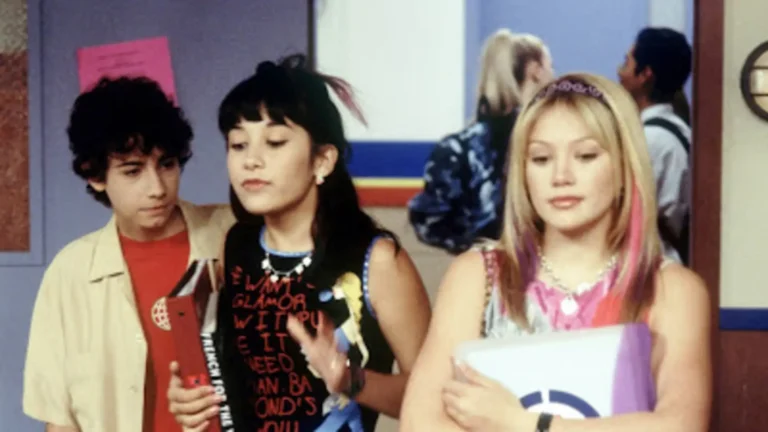 Lizzie McGuire (2001) con estilo juvenil retro, animación emocional y estética Disney