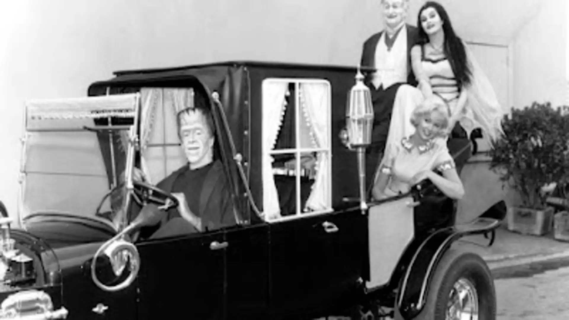 La Familia Monster (1964–1966), comedia gótica emitida por CBS con personajes monstruosos y entrañables