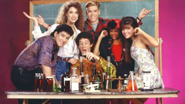 Salvados por la campana (1989–1993), serie juvenil de comedia escolar emitida por NBC