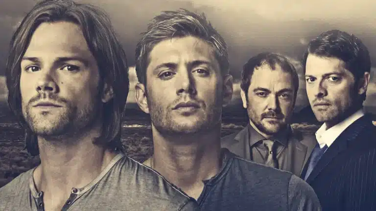 Sam y Dean Winchester en escena retro con fondo oscuro y estilo dramático sobrenatural